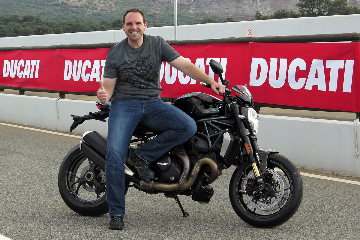 Daumen hoch für die Ducati 1200 R