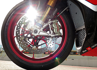 Aprilia_RSV4_RF_2015_-_05