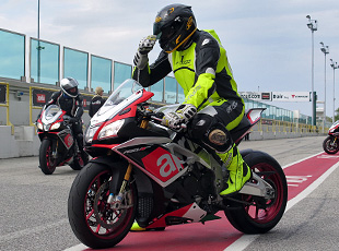 Aprilia_RSV4_RF_2015_-_08