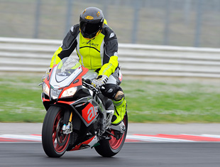 Aprilia_RSV4_RF_2015_-_13