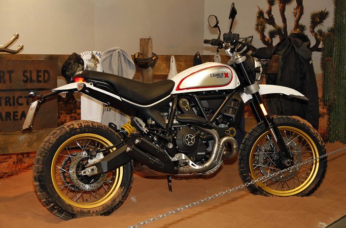 Der "Wüstenschlitten" Ducati Scrambler Desert Sled macht sicherlich auch auf Asphalt ne gute Figur