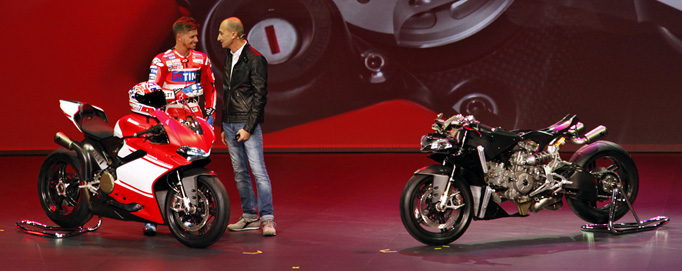 Casey Stoner und Claudio Domenicali mit der Ducati 1299 Superleggera, einem Extremsupersportler mit Straßenzulassung