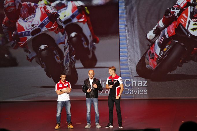 Ducatis CEO Claudio Domenicali bei einem lockeren Plaus mit seinen MotoGP und Superbike WM Siegern Andrea Dovizioso und Chaz Davies