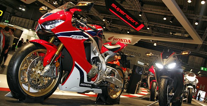 Standard Fireblade in Matt Schwarz oder Winning Red