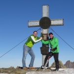 Gipfelstürmer K&K - Dezember 2015  Kurz vor Jahresende war es soweit – Kraftrad meets Kasi @ 2224 Meter Wildkogel. Bei herrlichen Bedingungen stiegen mein Kasi und ich auf zum Gipfelkreuz des Wildkogel der einem einen traumhaften Blick auf die Bergwelt rund um den Großvenediger und Rettenstein gibt.