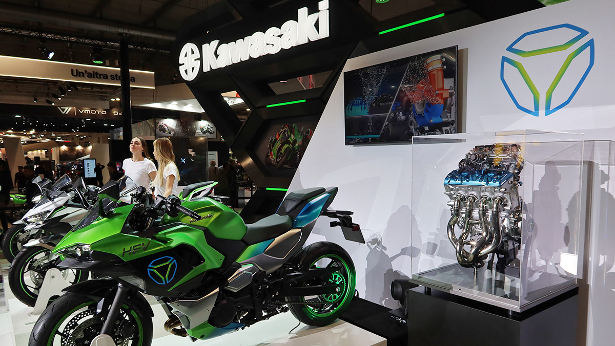 Kawasaki HEV mit Hybridantrieb und im Hintergrund die BEV und Z BEV